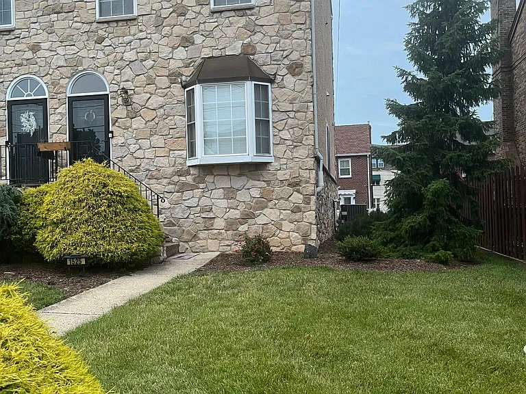 1525 Beech St — Photo 2