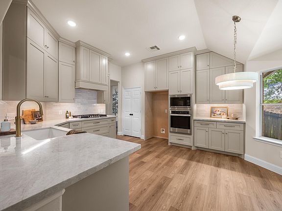 2nd image of 2 Gilded Crest Ct