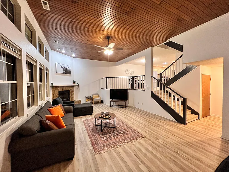 1370 Sherman Ave — Photo 1
