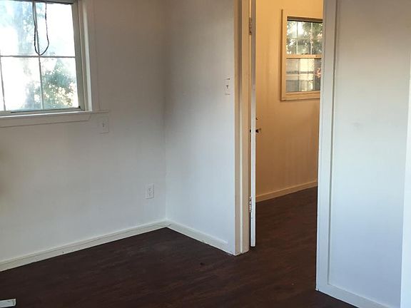 5th image of 8 E 9th St