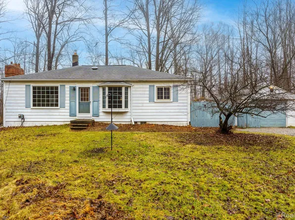 5275 Sherwood Rd, Oxford, MI 48371