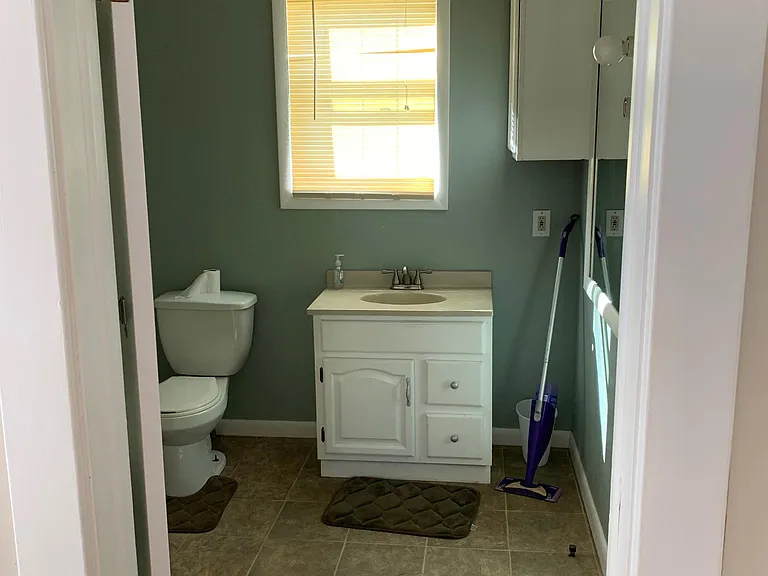 Upstairs full bathroom
