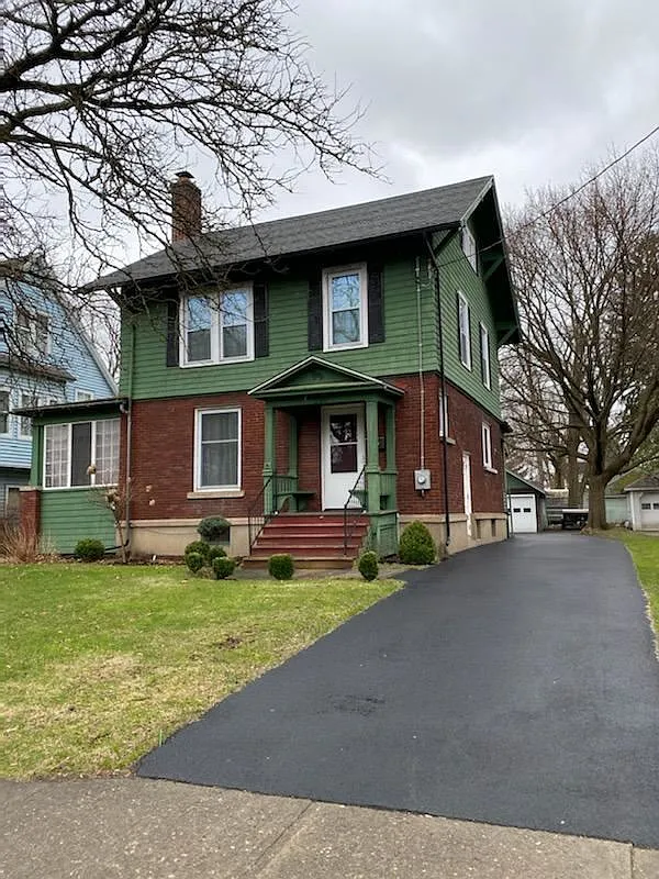 556 Maple Ave photo 1