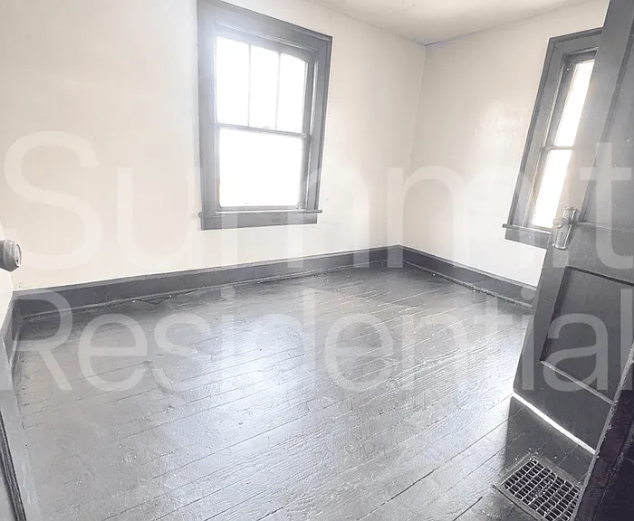 243 W 1st St — Photo 4