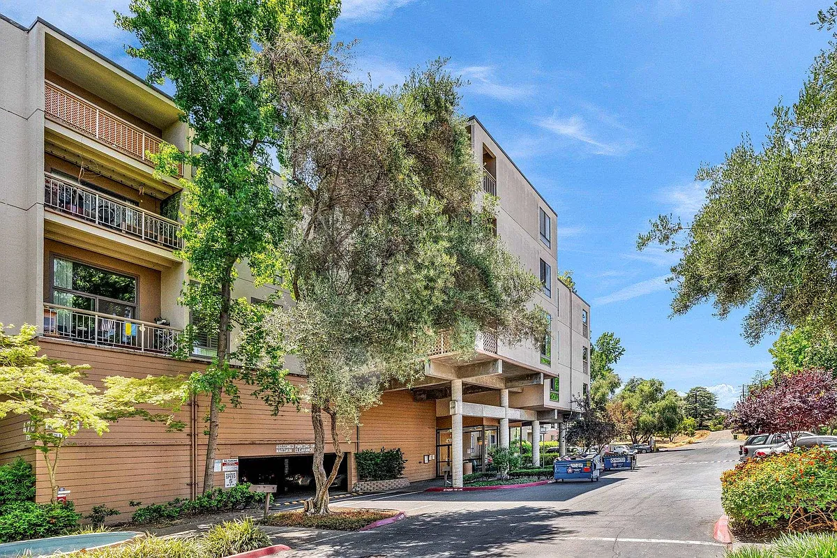 Building Photo - 470 N Civic Dr #105