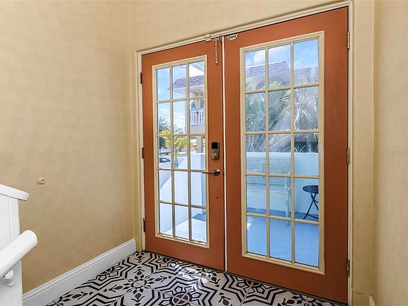 4th image of 2921 DUPONT STREET S