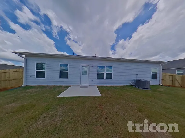 1004 Claas Way — Photo 16