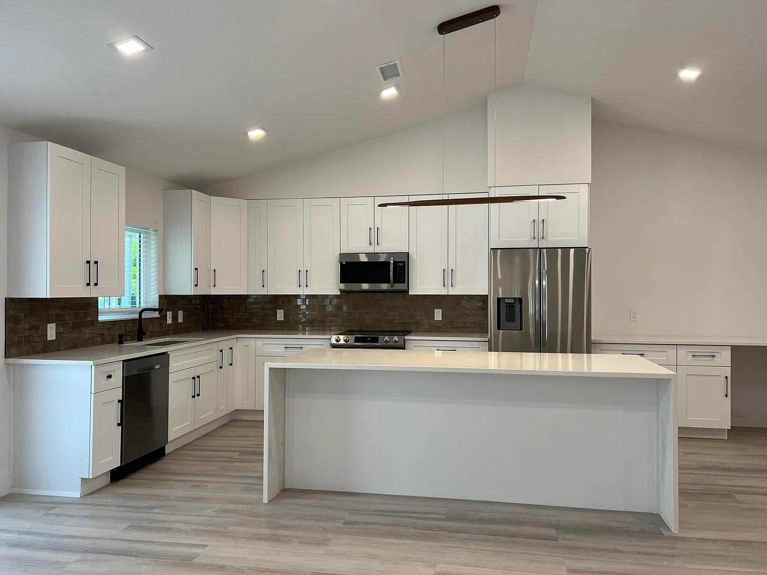 3 bed, 2.0 bath, 1500 sqft, $3,850 — Photo 2