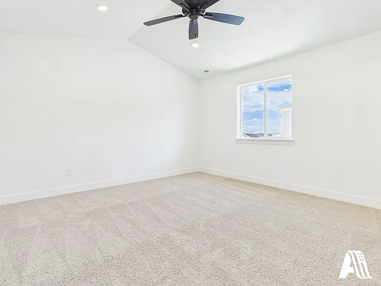 447 E 650 N — Photo 17