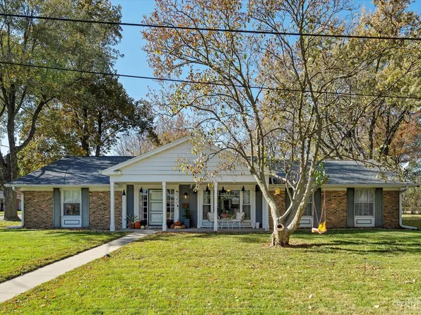1215 Brigadoon Dr, Dixon, IL 61021