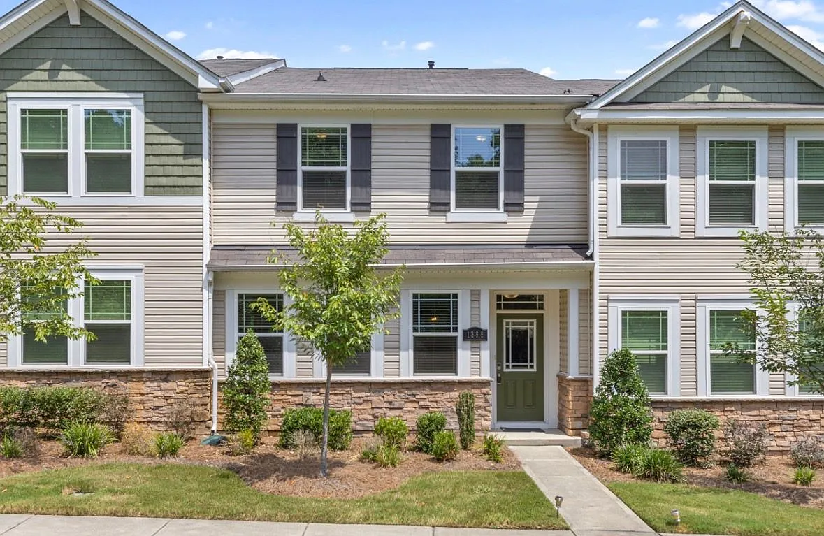 3 bed, 2.5 bath, 1641 sqft, $2,350 — Photo 1