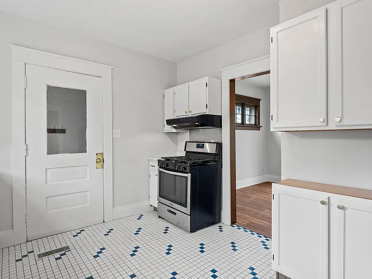 1213 W Jefferson Blvd — Photo 22