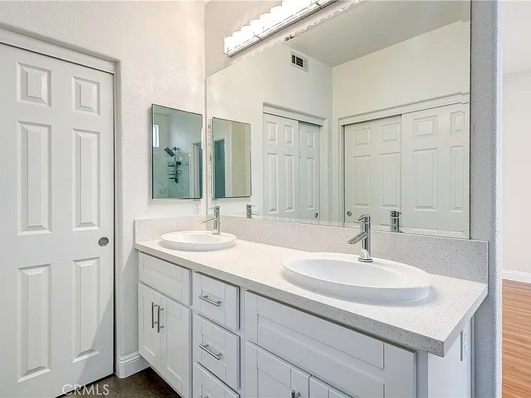 600 E Walnut St — Photo 12