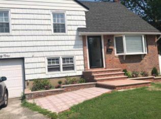 189 Elm Pl, Levittown, NY 11756