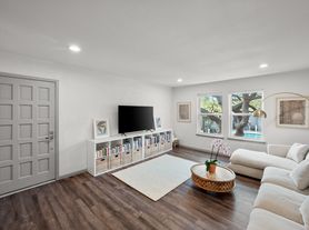 5111 Skillman St