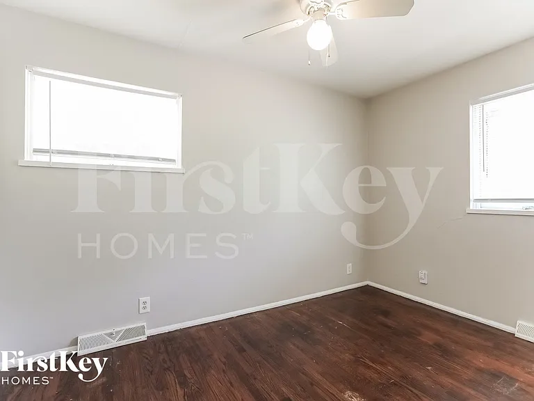 8812 Manchester Ave — Photo 11