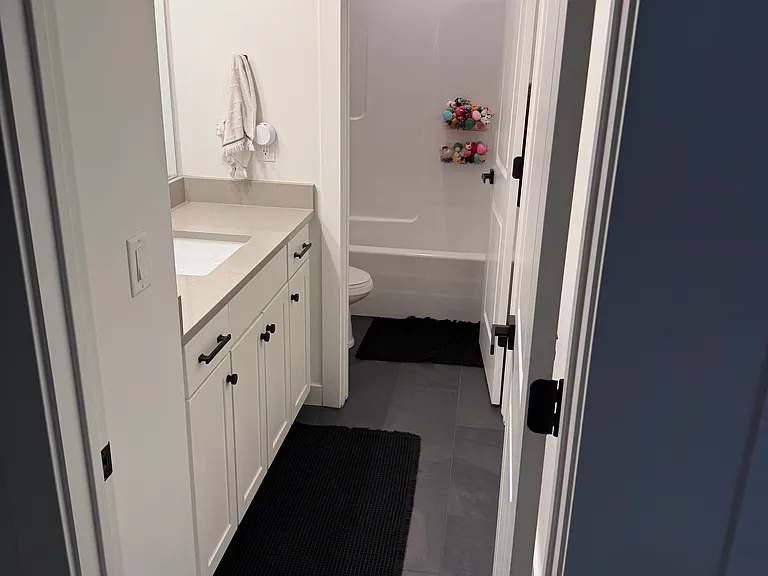 Bathroom #2 (Upstairs)