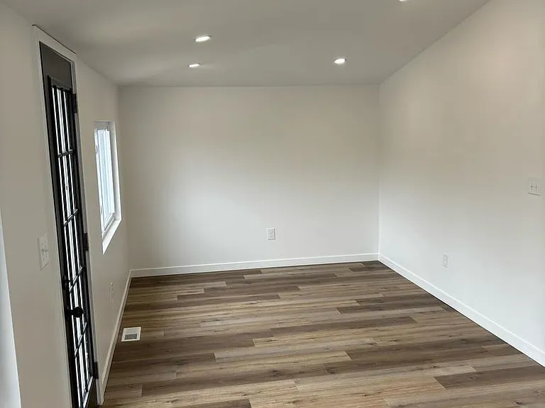 1019 S Broadway — Photo 15