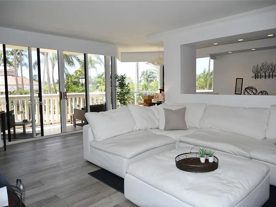 1000 E Island Blvd #303