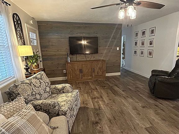 3rd image of 1009 Briarwood Dr