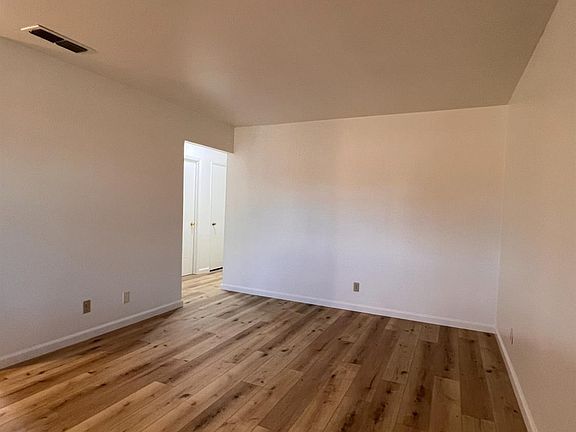 4th image of 1138 E Yale Ave
