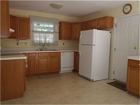 4th image of 2823 E Oakland Dr