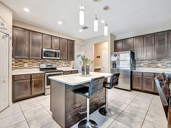 5th image of 899 SW Jaslo Avenue