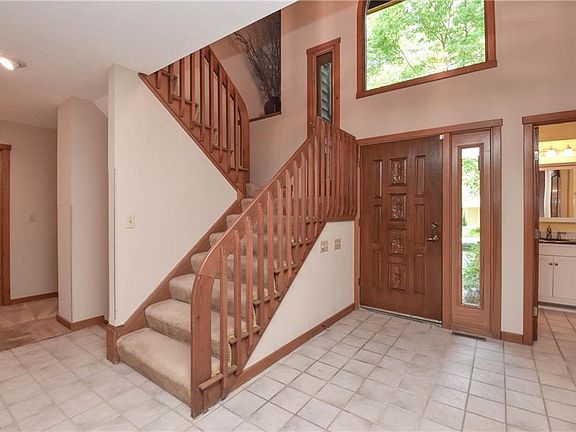 3rd image of 32 Glen Oaks Ln