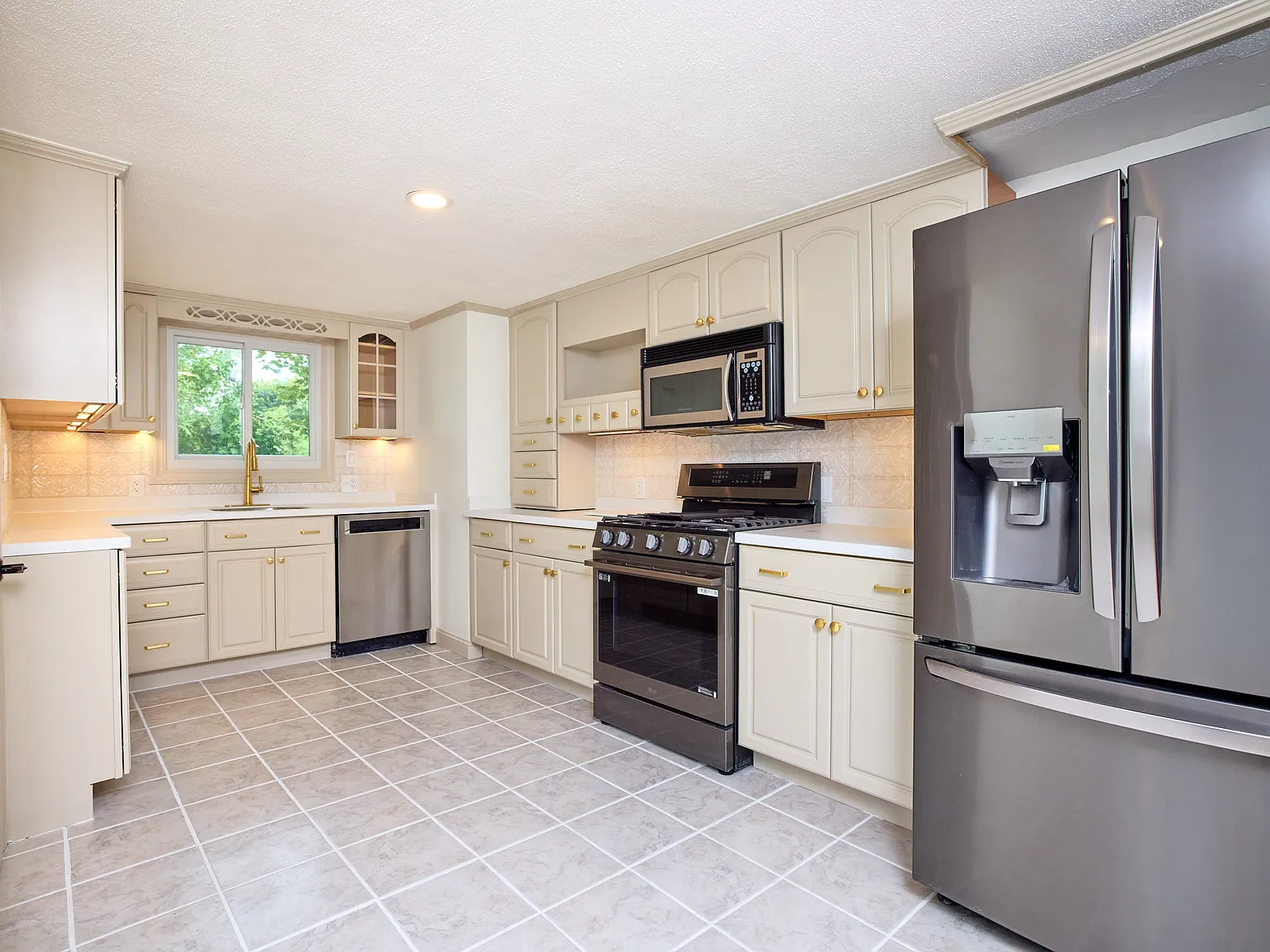 3 bed, 2328 sqft, $4,200 — Photo 4