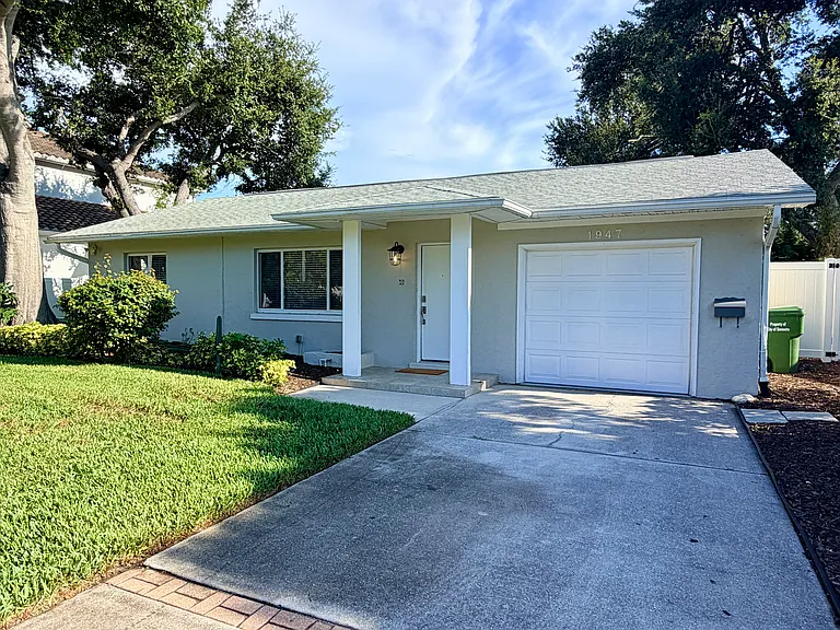 1947 Magnolia St — Photo 3