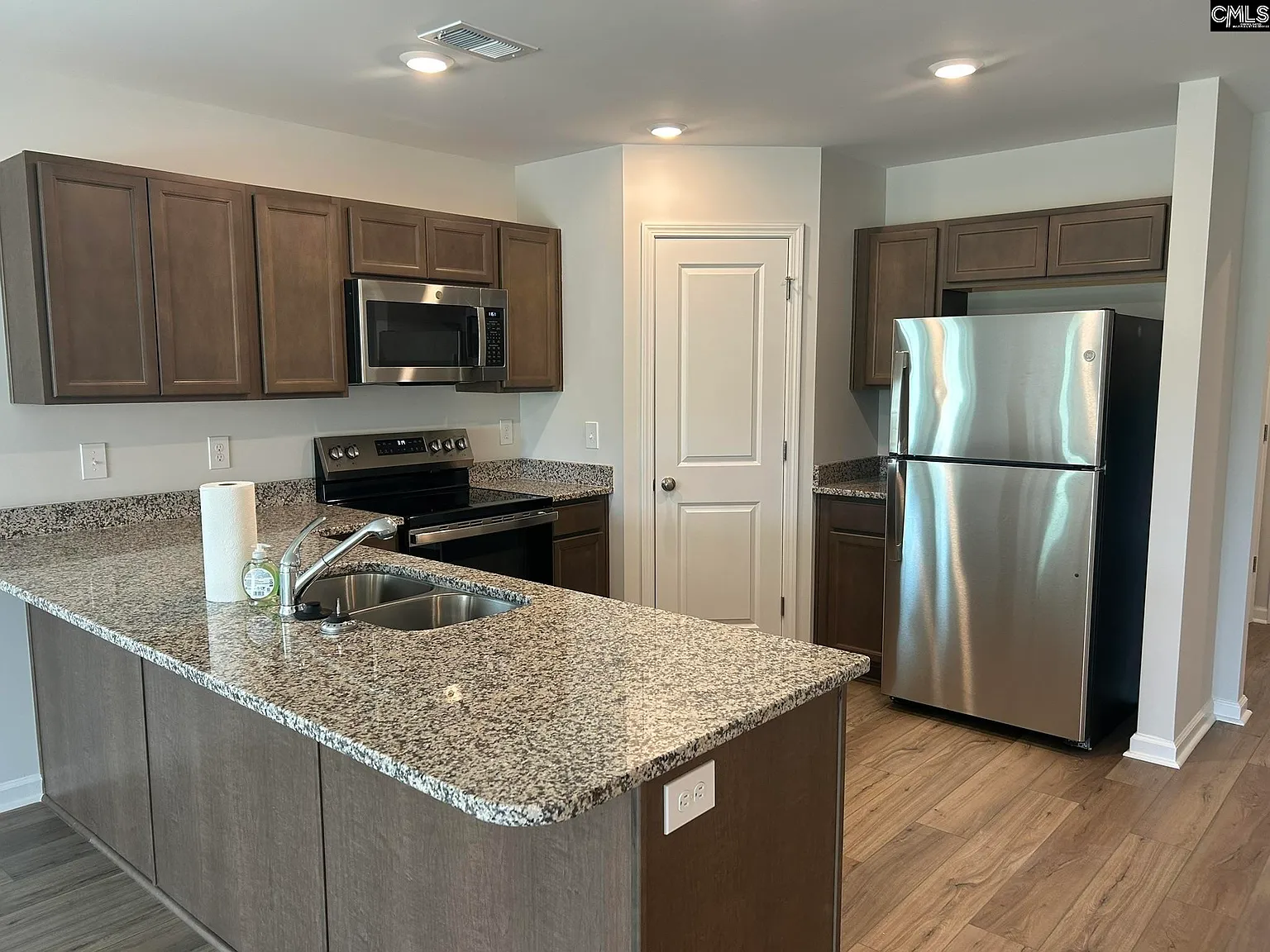 3 bed, 1720 sqft, $2,025 — Photo 4