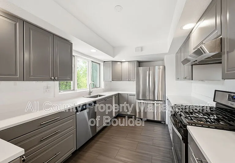 2702 6th St — Photo 2