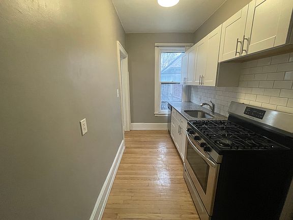 3rd image of 1531 W Warren Ave #2