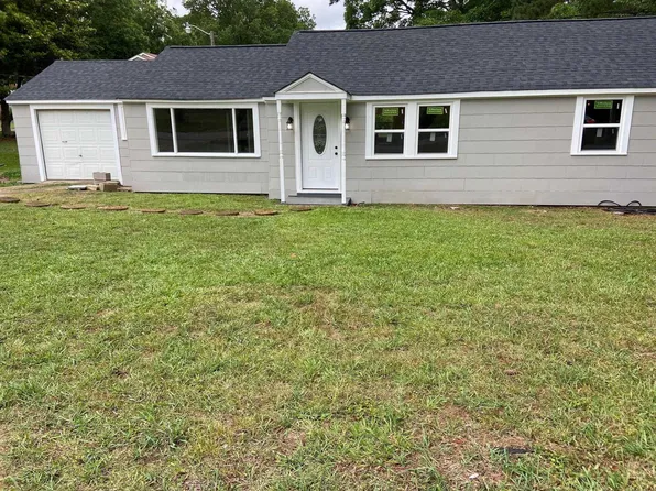 137 4th St, Henderson, TN 38340