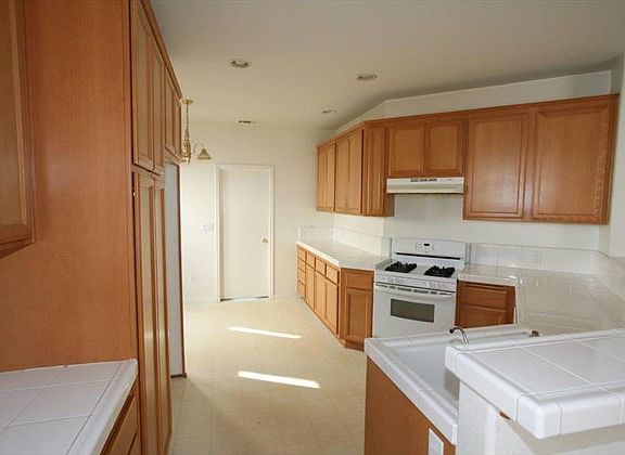 4th image of 915 W Menusa Ct