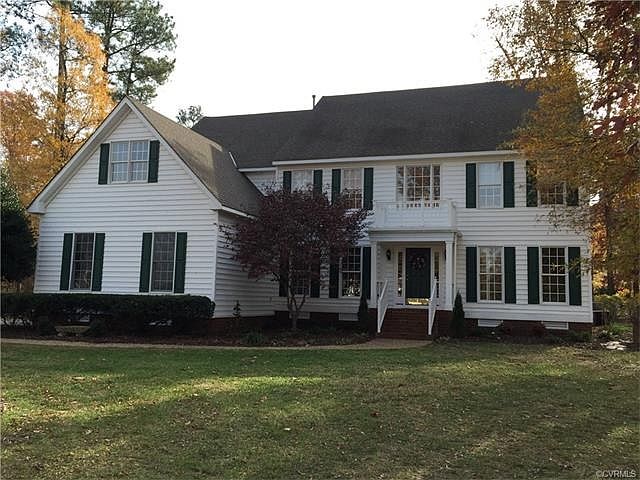 Lovely 2 story Colonial - located in Brookstone