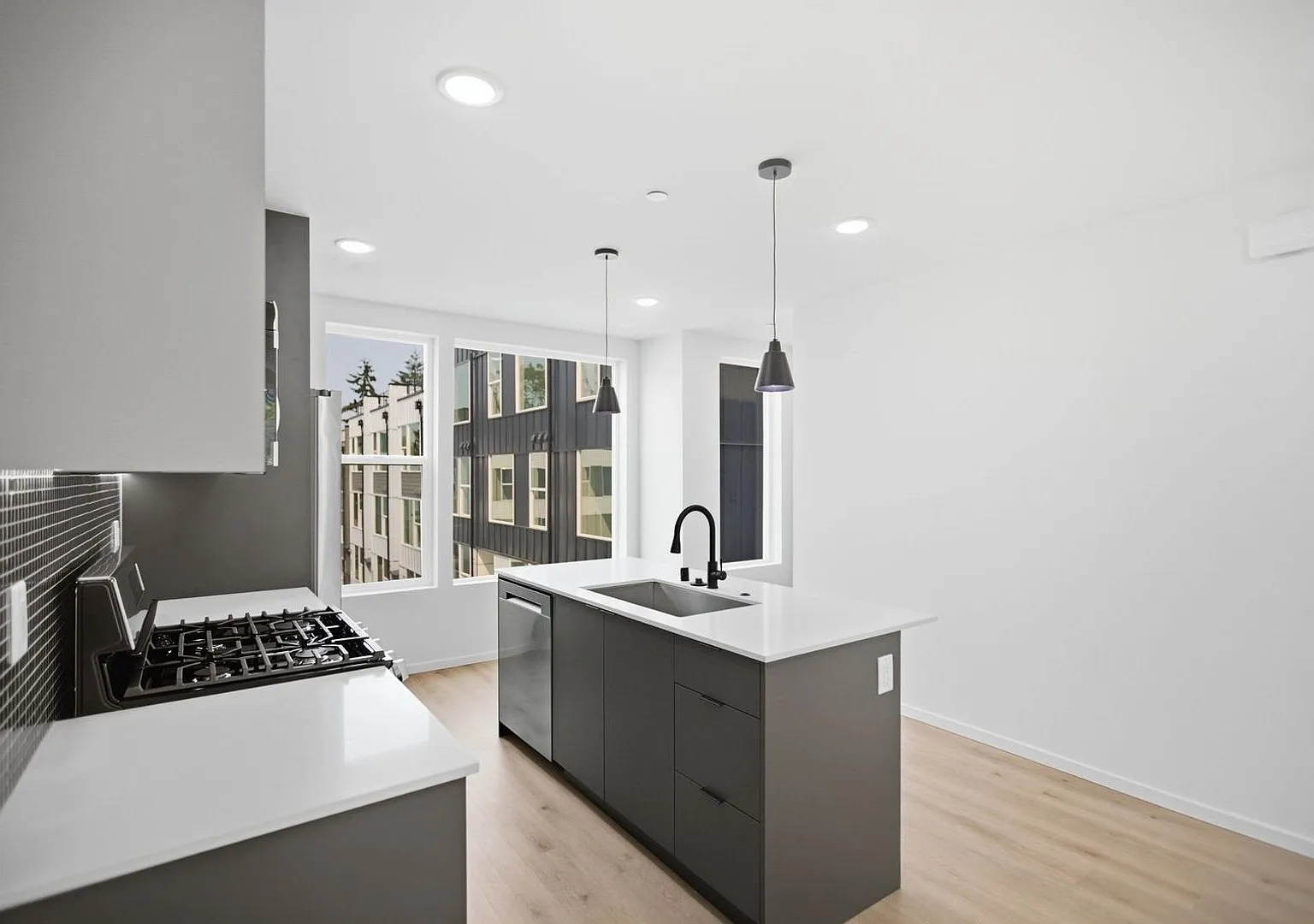 Brand new, never lived in 3 bed 2.5 bath townhome in Cedar Park with parking — Photo 4