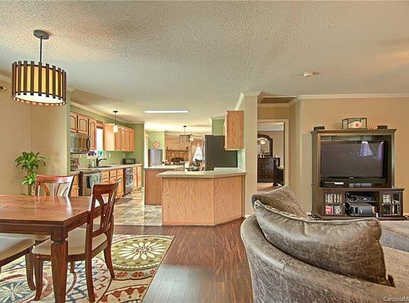4th image of 16 Cherry Hill Dr
