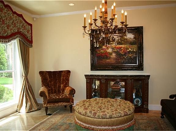 Comfortable siting area next to the entry