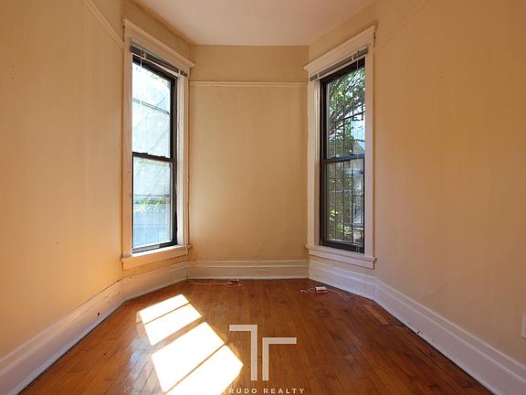 4th image of 639 W Oakdale Ave #Two