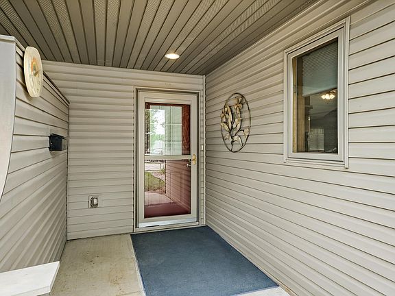 5th image of 615 Sandy Ct