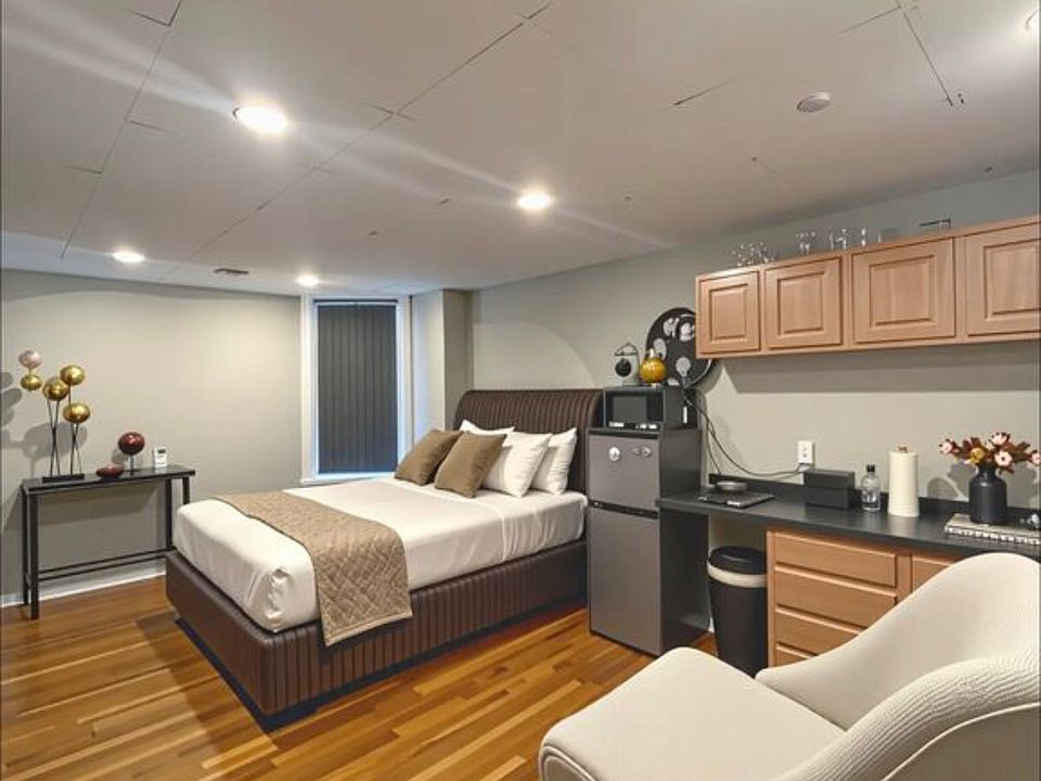 1st image of 302 Newbury St APT 9