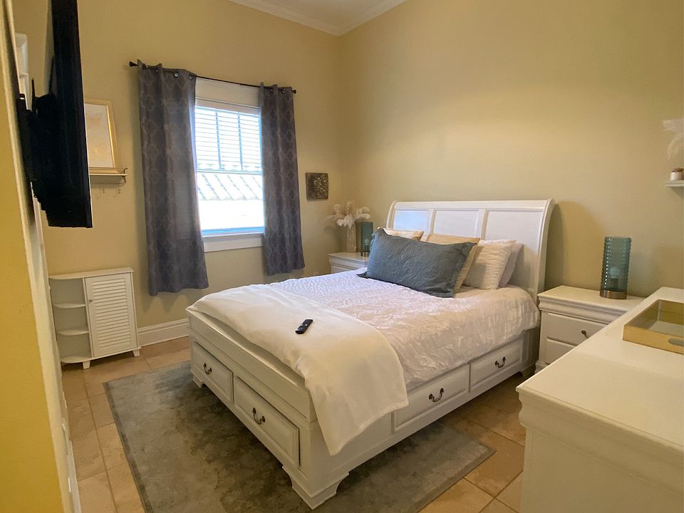 Private bedroom for rent by the week or month.