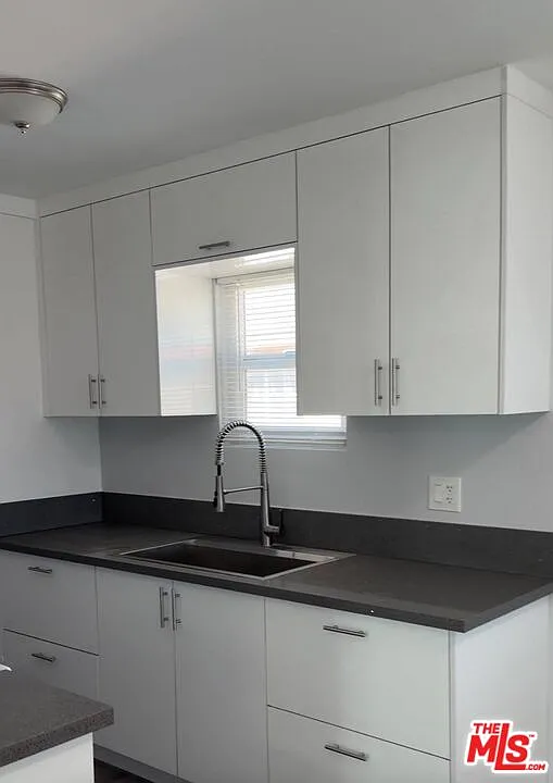1 bed, 1.0 bath, 700 sqft, $2,400 — Photo 1