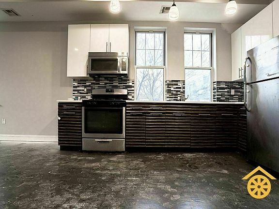 2nd image of 521 Evergreen Ave #2A