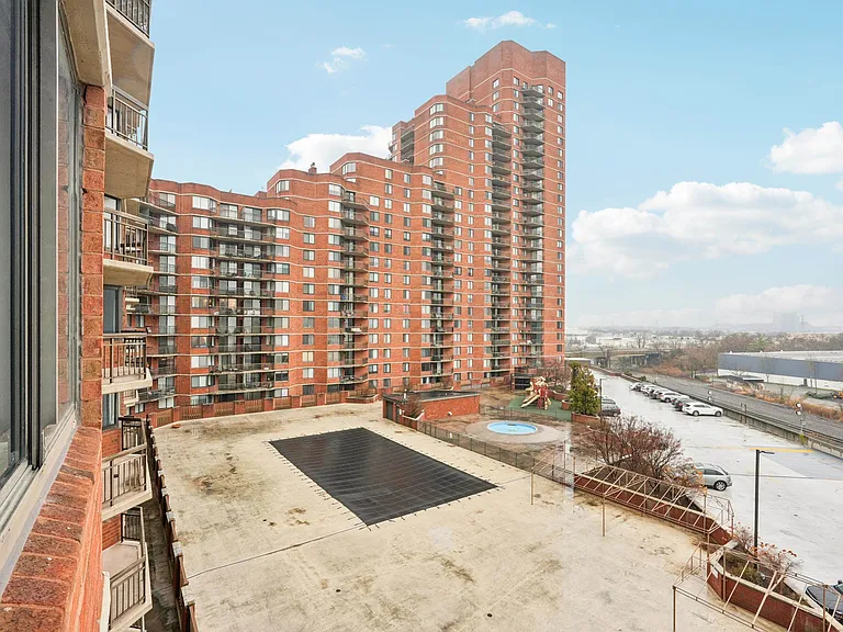 530 Harmon Cove Tower #530 — Photo 32