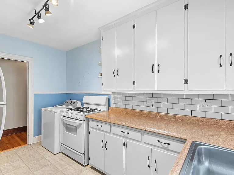 1114 N Buchanan Blvd — Photo 6