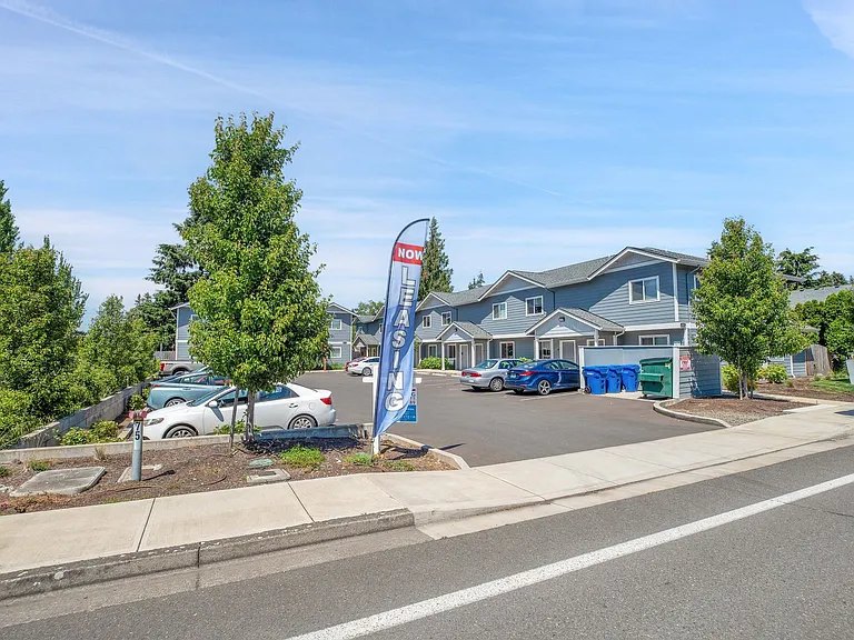 751-757 Plymouth Dr N — Photo 13