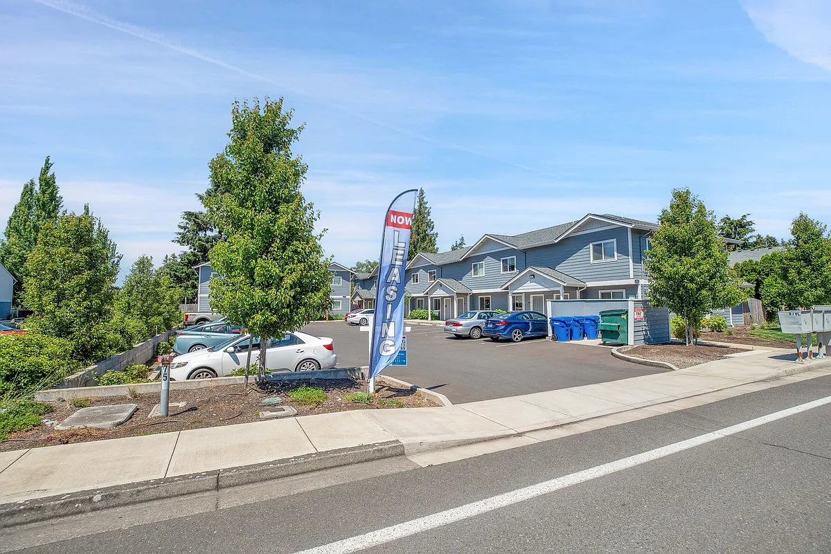 Building Photo - 751-757 Plymouth Dr N