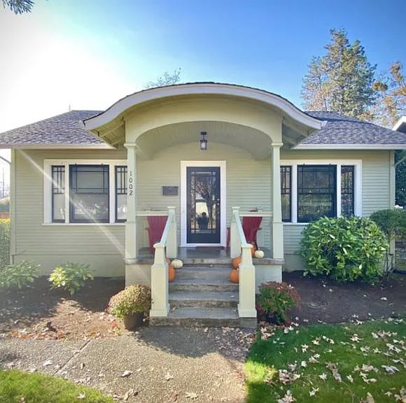 1002 NW Lawnridge Ave — Photo 1